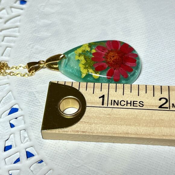 Colorful Real Dried Flowers Resin Pendant Necklace NWT 20" Gold Tone Chain - Picture 6 of 6